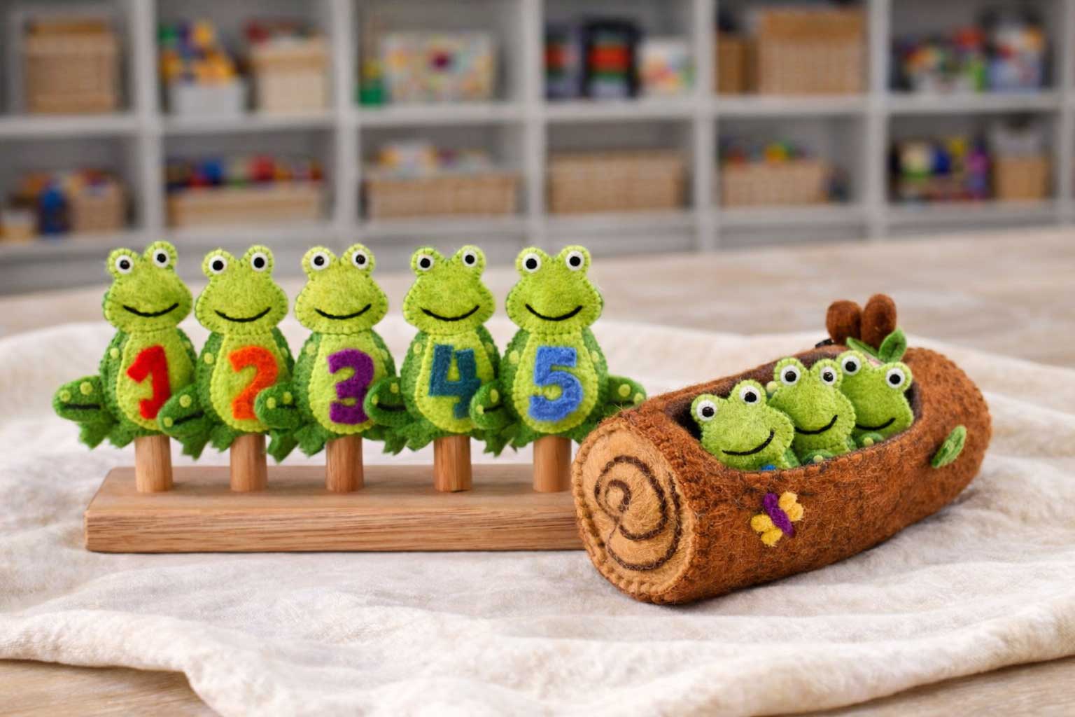 5 Little Speckled Frogs with Log Bag, Finger Puppet Set